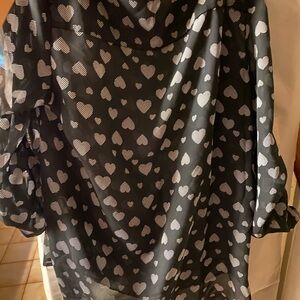 Smart Set Monochrome Heart Print Top